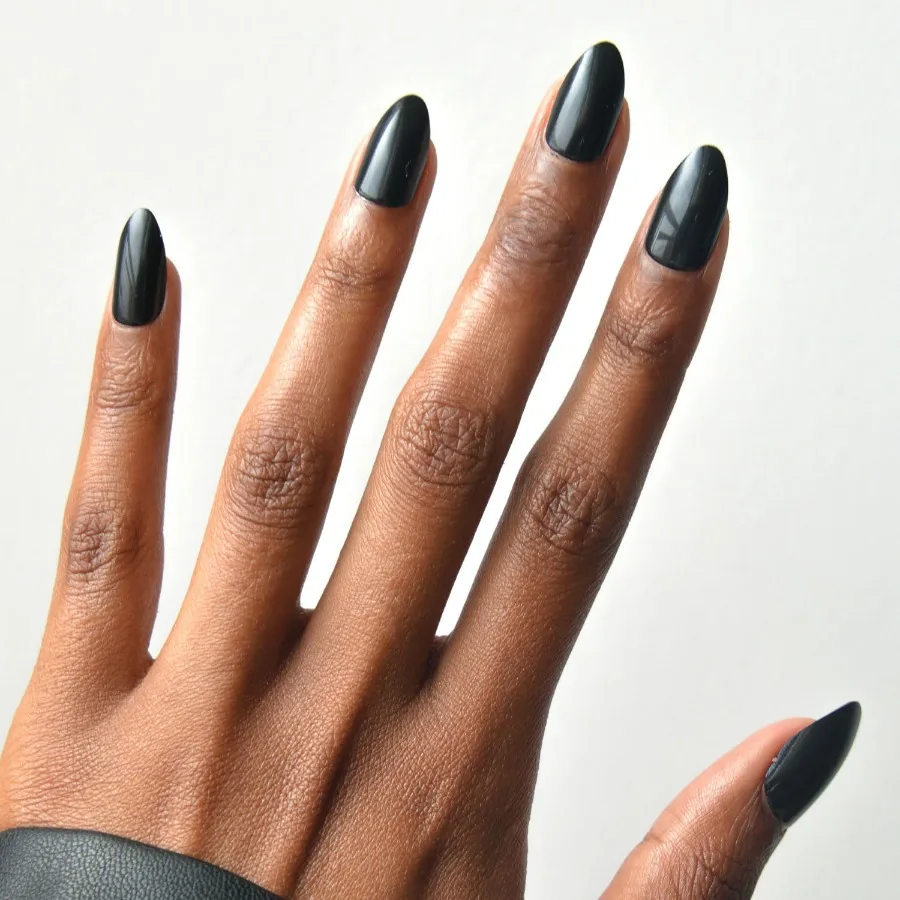 

Нажмите на ногти для повседневного ношения и особых случаев. Непрозрачные черные короткие миндалевидные ногти в салоне. Качественные накладные ногти с 12-разой.