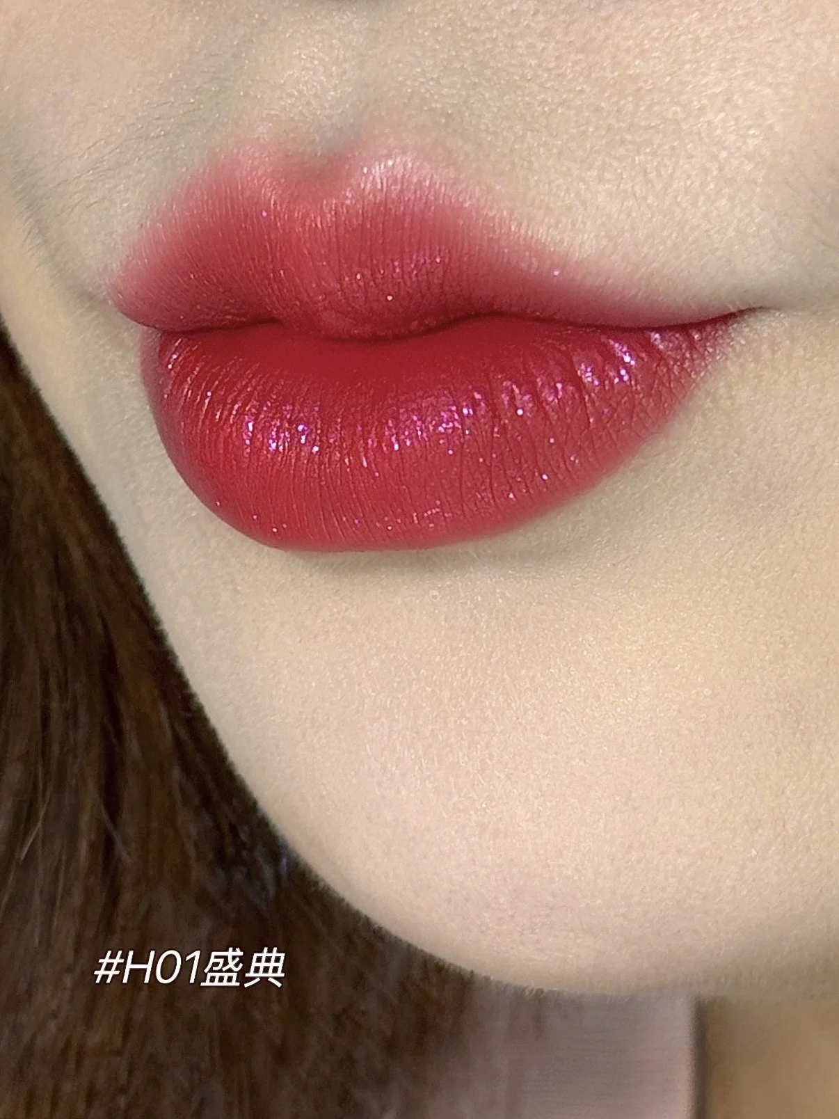 

CARMELA Красная губная помада Матовый бархат Мягкий туман Высокая насыщенность Ретро Красный тон Грязь для губ Стойкий Легко наносится Макияж губ