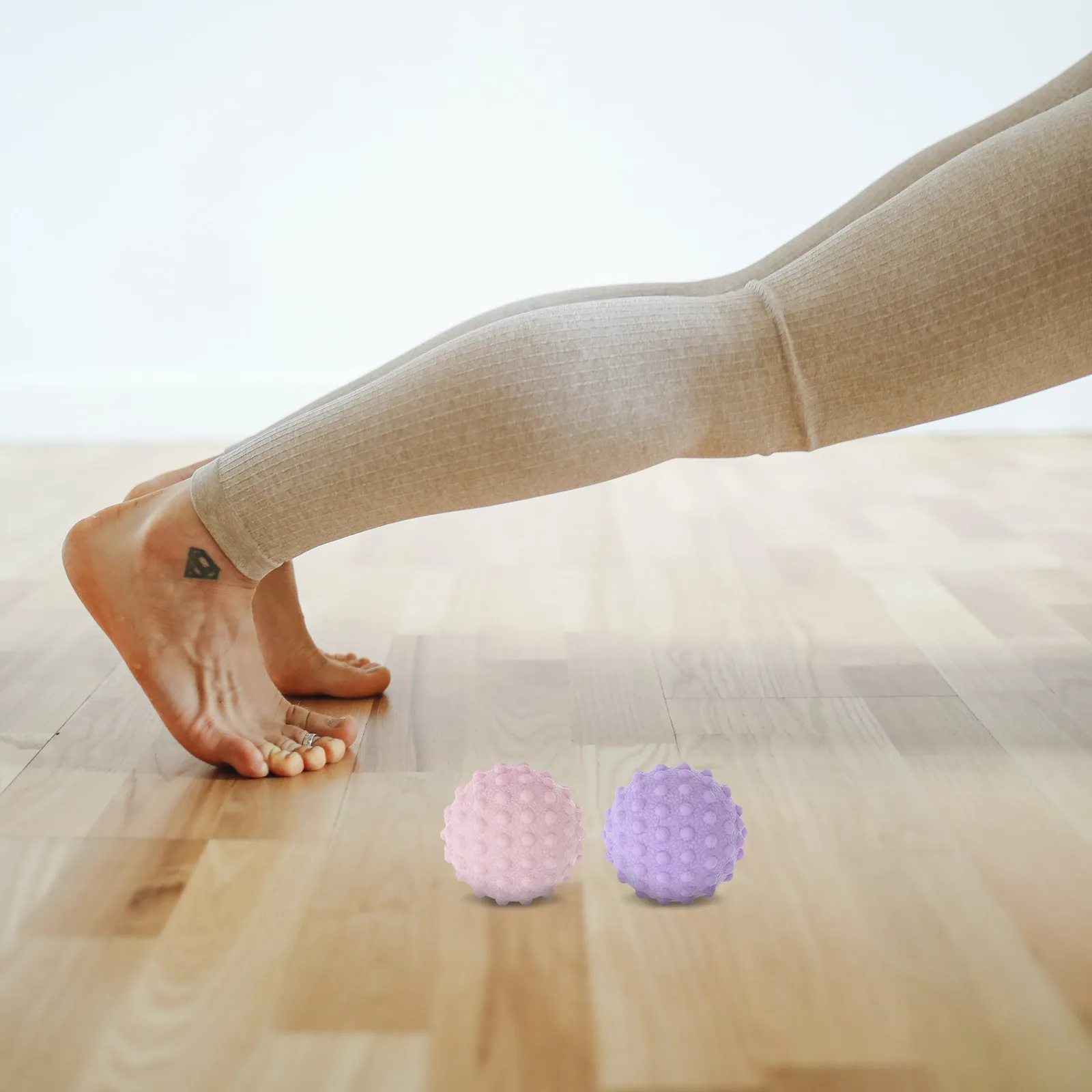 

Набор массажных мячей, 2 шт., розовый, фиолетовый, мяч для точечного массажа, для занятий йогой, терапевтический массажер для ног, роликовый массажер, маленький йога-мяч, портативный