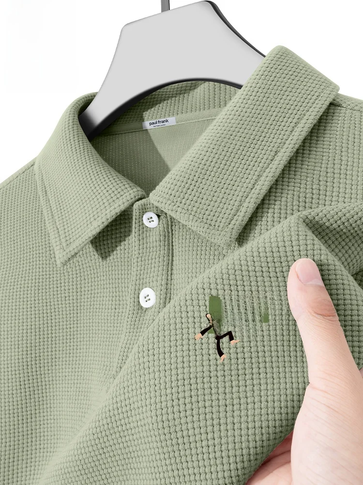 

Легкая дышащая летняя футболка из полиэстера с отложным воротником и принтом