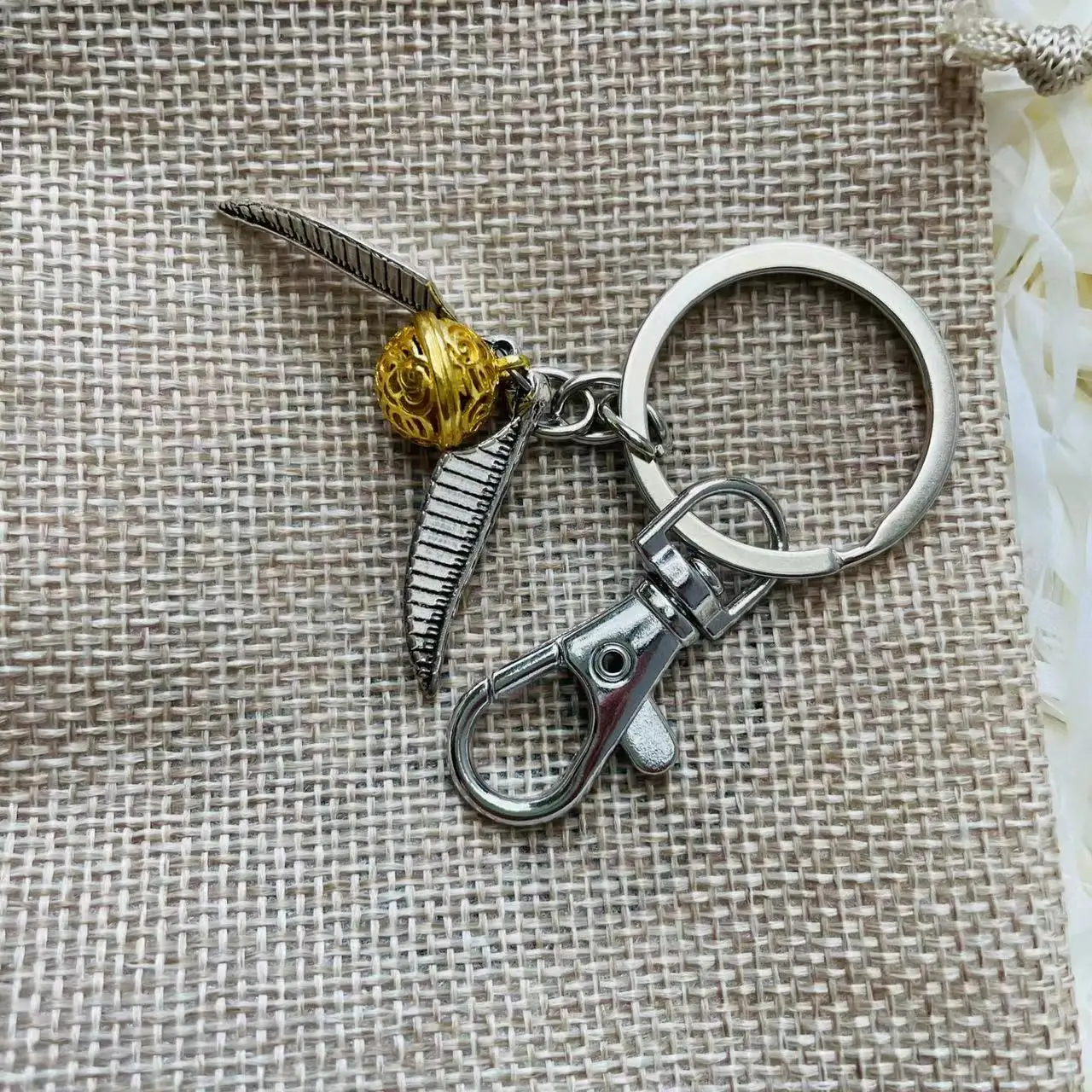 Cloche creuse dorée avec pendentif ailes, porte-clés vintage, sac cadeau, jouet pour chat, cloche, sac à collier boule, cadeau de Pâques et d'Halloween, ensemble de 2 pièces