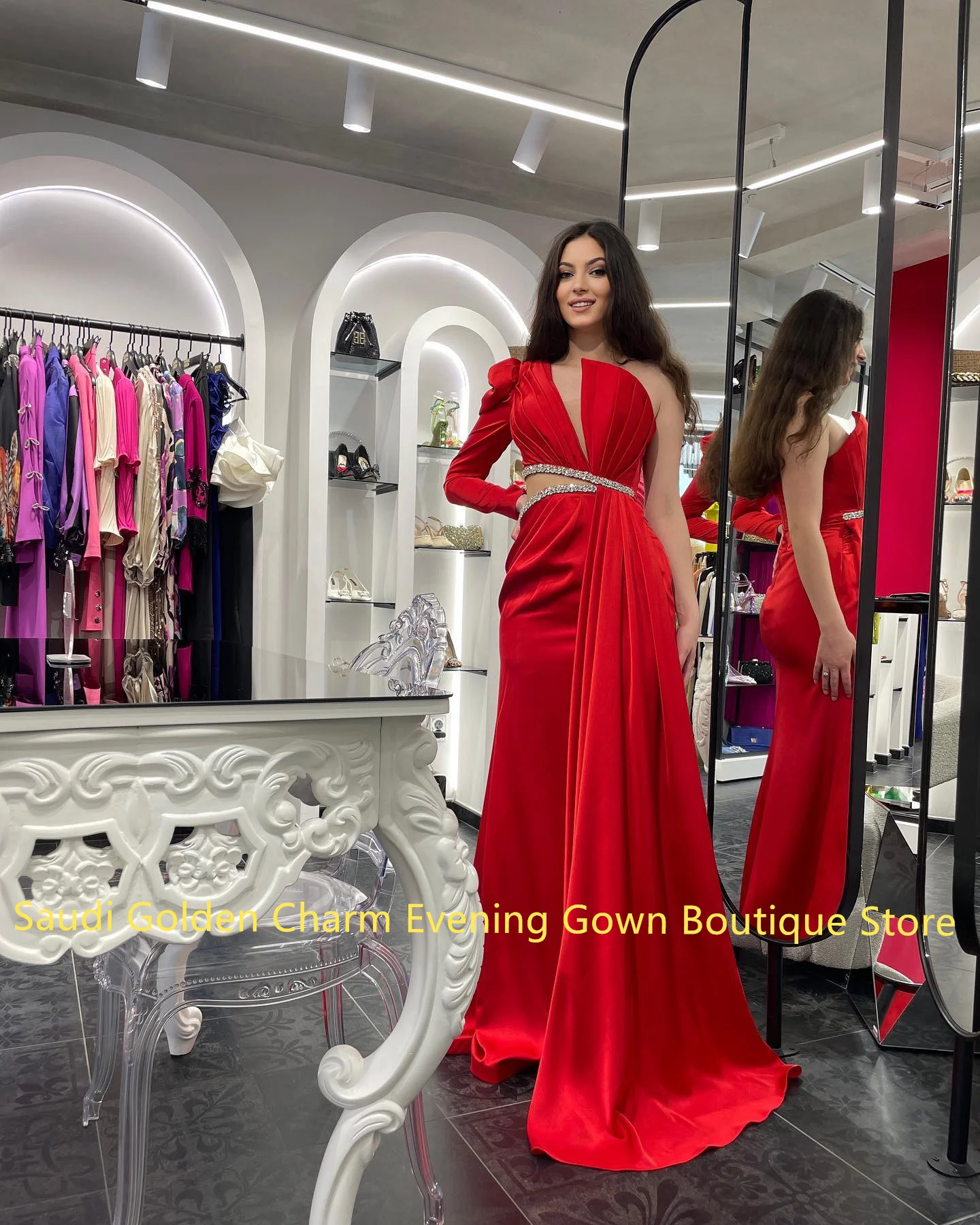 فستان سهرة رومانسي مخصص من الساتان الأحمر بكتف واحد مع فستان حفلات كريستال سباركلي 2025 بأكمام طويلة Pr #3