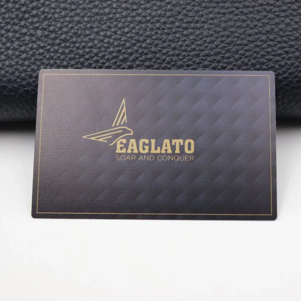 بطاقة ائتمان معدنية منقوشة بالليزر أنيقة وبأسعار معقولة وبطاقة ائتمان معدنية ذات خصم أسود مع تقنية رقاقة متكاملة