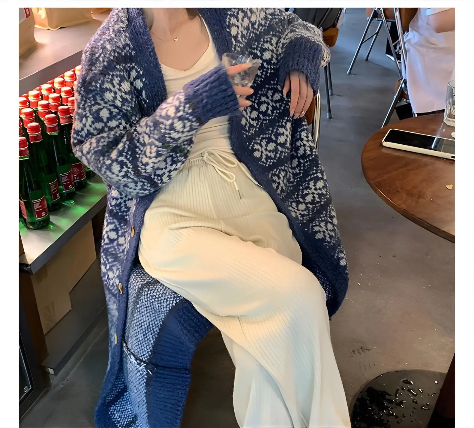 

Элегантные женские кардиганы средней длины на осень: фактурные, в стиле бохо, с асимметричным воротником-шалью, готические, с двойными карманами, манжетами со стразами, вязаные