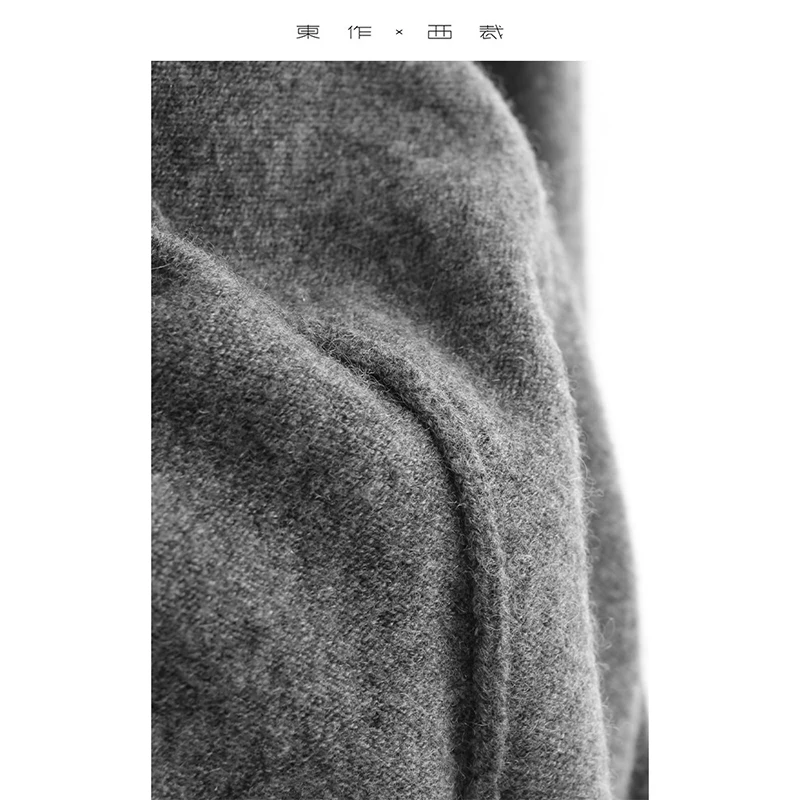 70% Wełna + 60% Kaszmir ~ Sweter z kaszmiru i wełny w stylu minimalistycznym, z zaokrąglonym dołem i wywijanymi brzegami, z okrągłym dekoltem.