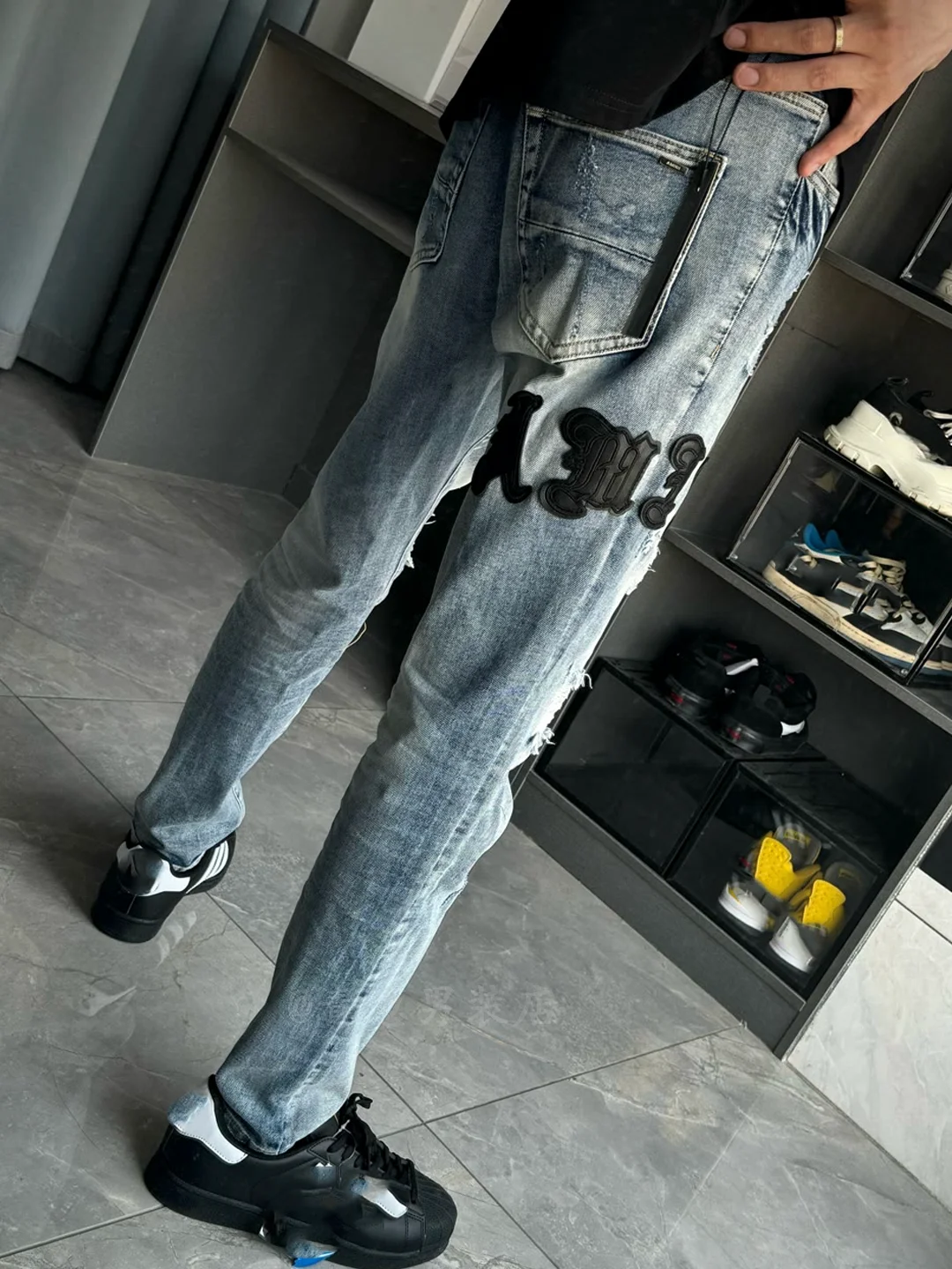 

Мужские джинсы из выцветшего денима с эффектом потертости, с крутыми вышивками, в уличном стиле, повседневные, зауженные, прямые, молодежные, популярные