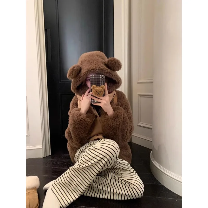 新しい秋冬のゆったりとしたフード付き厚手の暖かいプラッシュトップラムズウールコート女性用