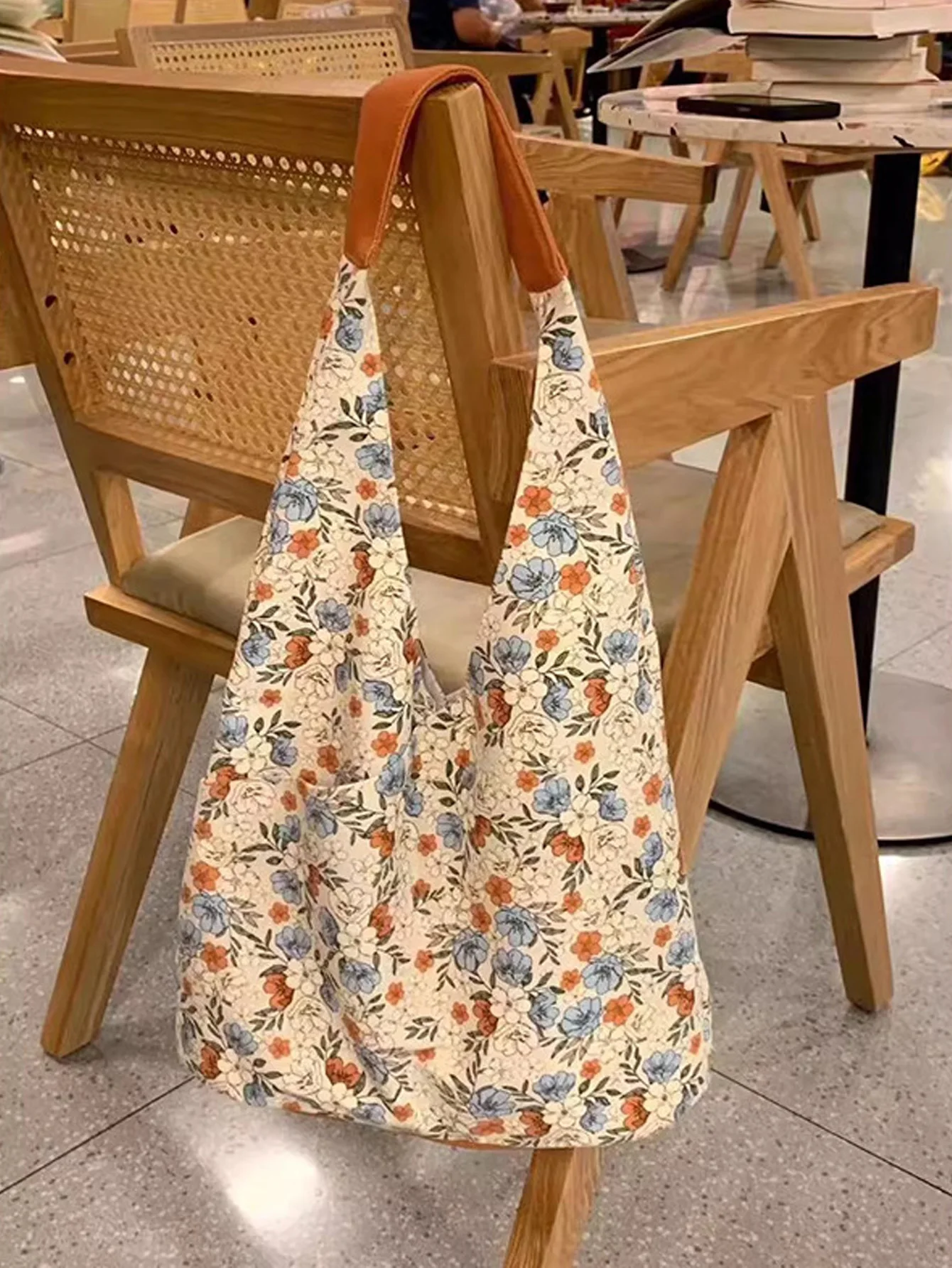 2024 new Japanese Hong Kong style design small floral shoulder bag with high appearance and versatile retro large capacity tote