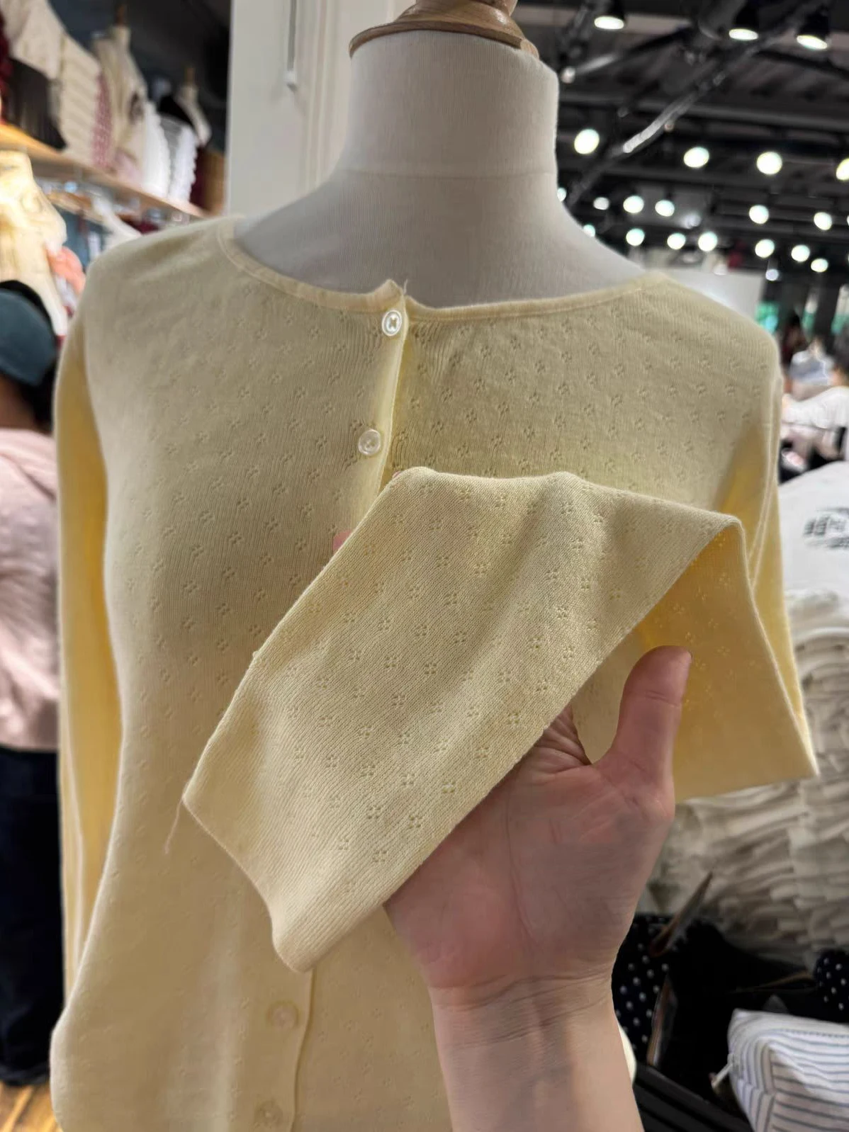 

Желтая трикотажная футболка с длинными рукавами и люверсами, осенние хлопковые тонкие укороченные топы с круглым вырезом, женская простая универсальная трикотажная женская футболка