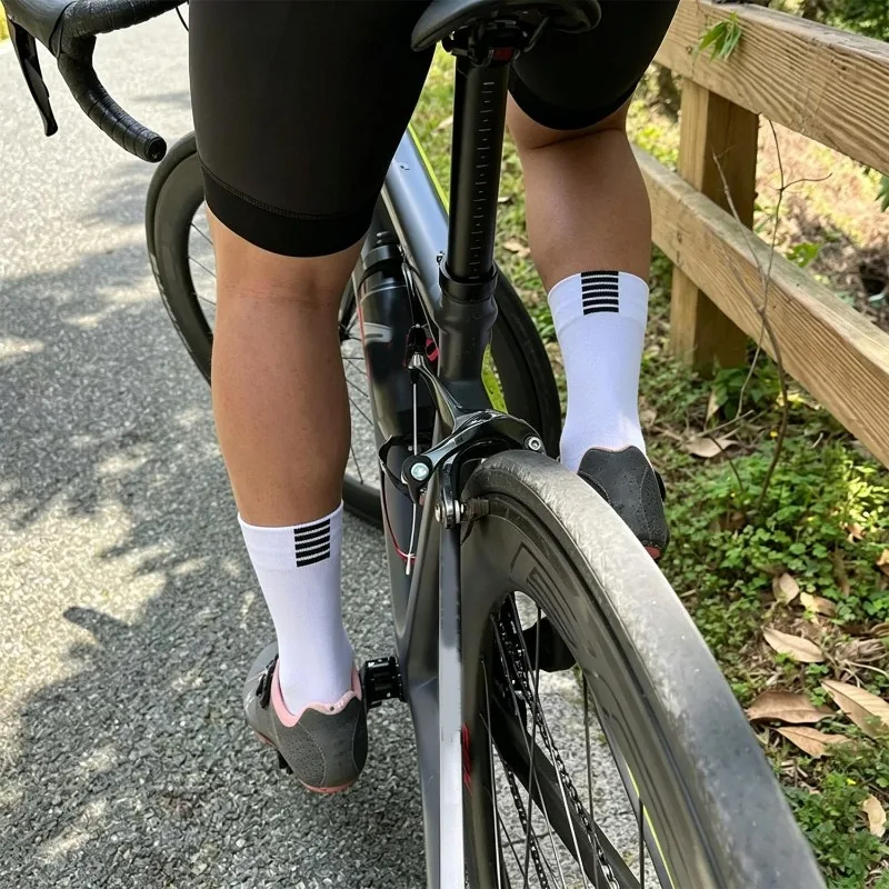 Quick Dry Sports Socks Men Mid Calf Athletic Running Cycling Socks Breathable Antibacterial Odor Resistant Sweat Absorbent Socks