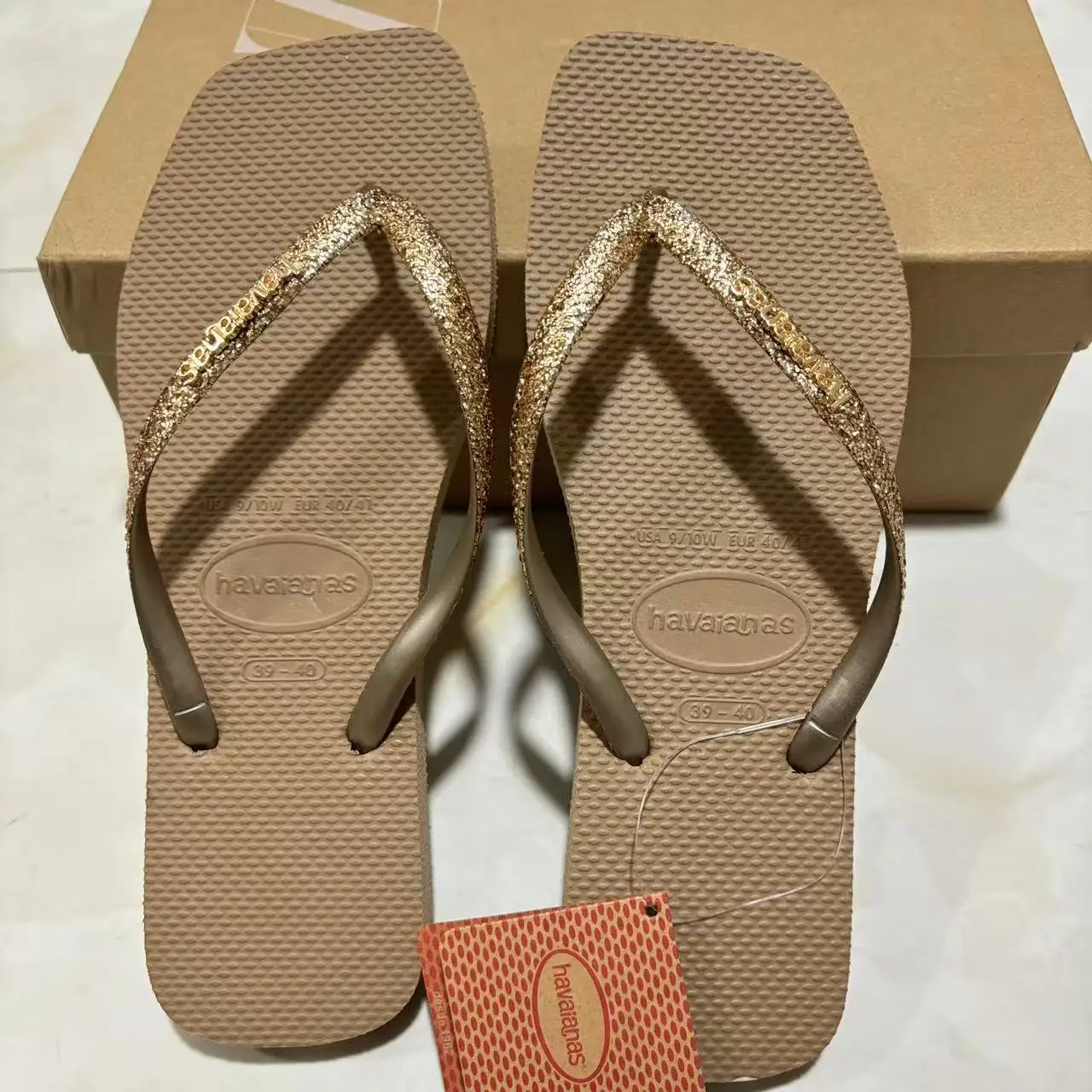 2026 zomer dames rubberen slippers met antislip teenclip, comfortabel met logo, snelle levering