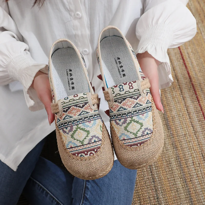 

Женская обувь на плоской подошве, новая винтажная дышащая повседневная обувь, модные легкие удобные полутапочки с вышивкой