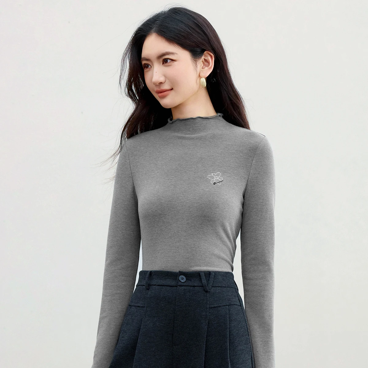 

SENTUBILA футболка женская с воротником-стойкой, вязаные топы, офисные женские осенние футболки 2025, облегающие футболки с цветочной вышивкой, женская одежда 153SF2724