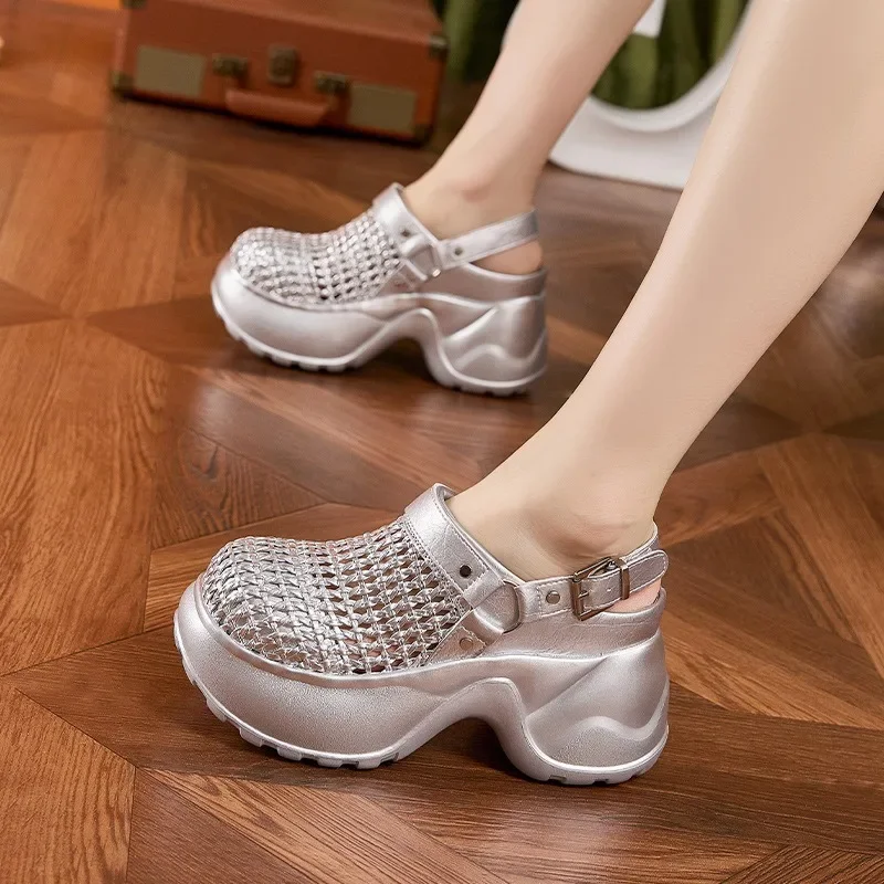 

Женские сандалии на толстой подошве, лето 2022, новые дышащие сандалии с открытыми отверстиями, универсальная женская обувь серебристо-черного цвета, увеличивающая рост