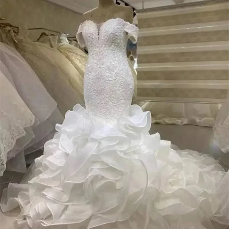 Abito da sposa personalizzato con applicazioni in pizzo a cuore Robe De Mariage con spalle scoperte Abito da sposa con volant a cascata in organza