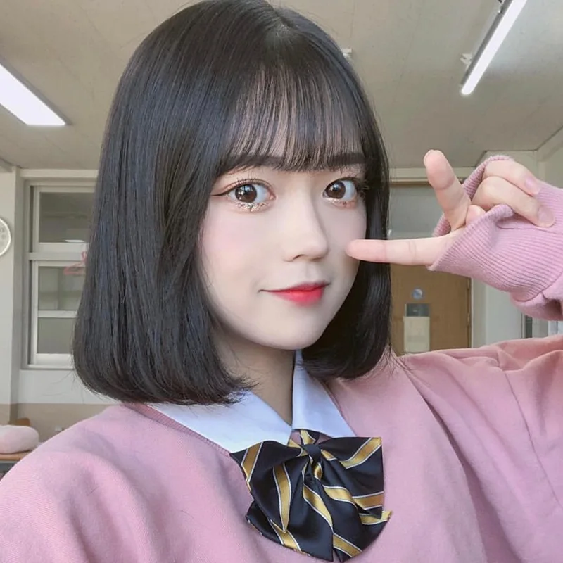 Wig with air bangs, short straight hair, shoulder-length, inward-curled bob
