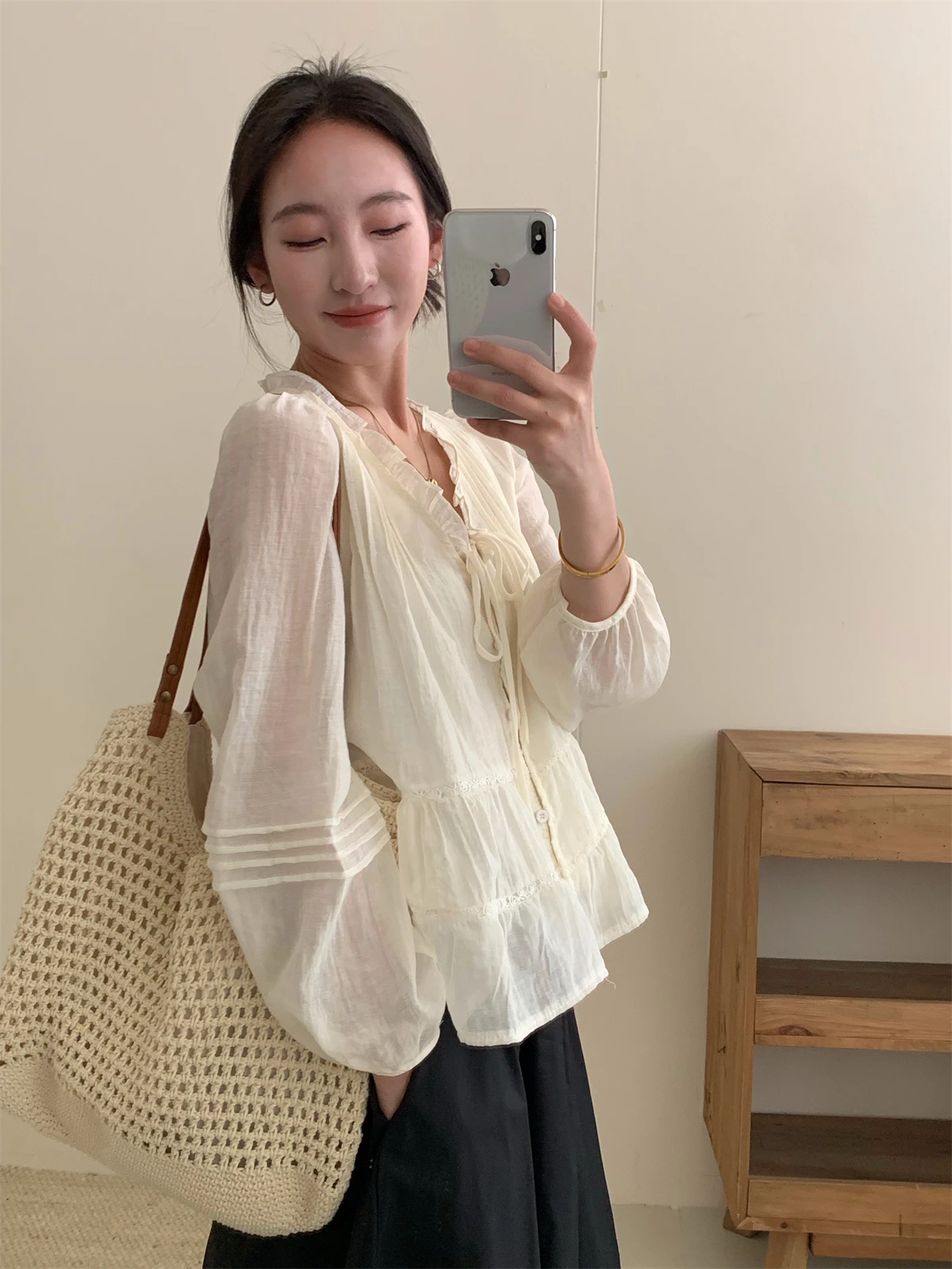 

Korean Gentle Style Long Sleeve V-Neck Slimming Shirt Women's Casual Versatile Youthful Inner Wear Top Spring 2026 New Arrival