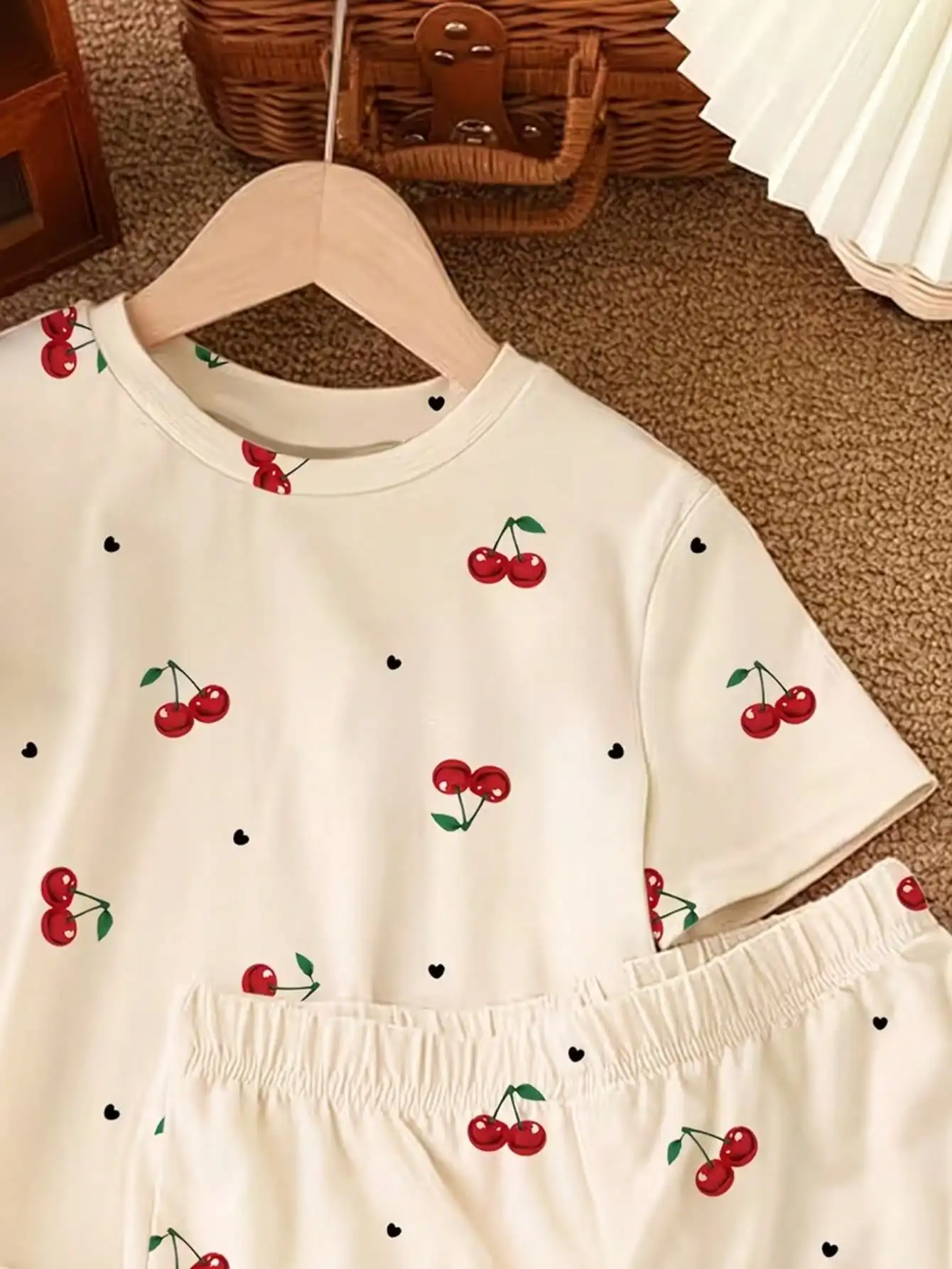Kinder-Kleidungsset mit Kirschmuster, Rundhals-Kurzarm-T-Shirt mit Shorts mit elastischem Bund – süßes Kinder-Outfit – Detail 5