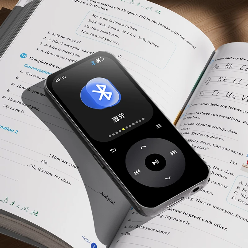 مشغل MP3 محمول جديد 2025 للطلاب مع بلوتوث 5.4، صوت بدون فقدان، شاشة عالية الدقة 2.01 بوصة، عمر بطارية طويل 35 ساعة