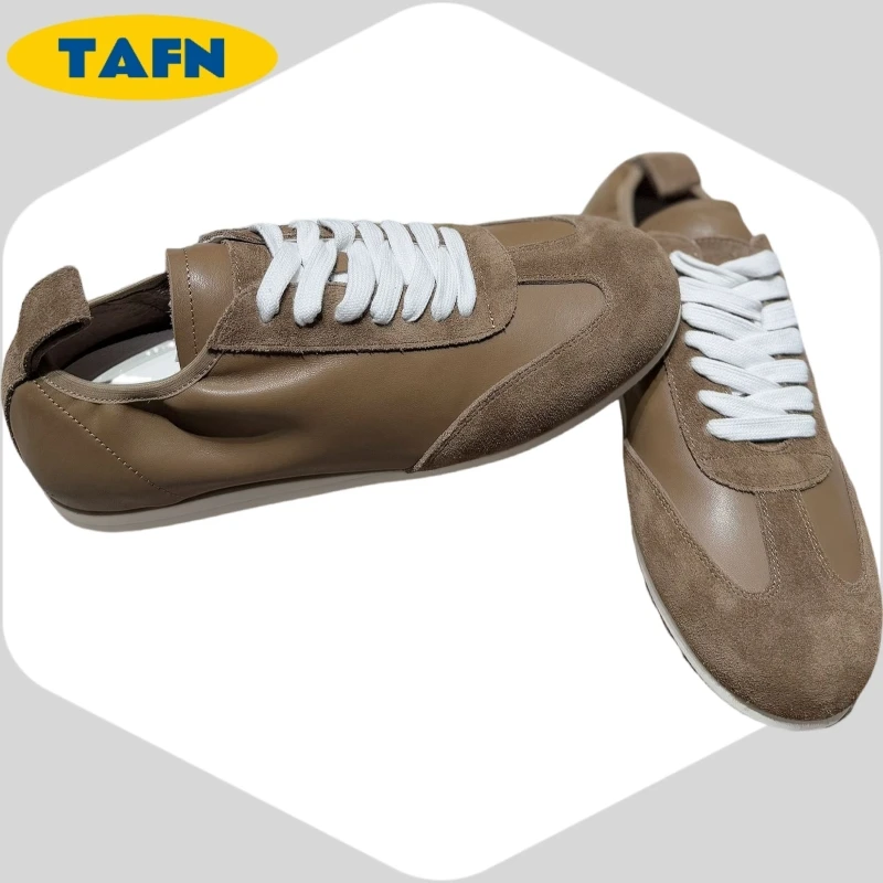 المألوف الرجعية العصرية أحذية رياضية عادية 25 جديد جلد البقر لينة أسفل خفيفة الوزن الدانتيل متابعة أنيقة وجميلة AD1812