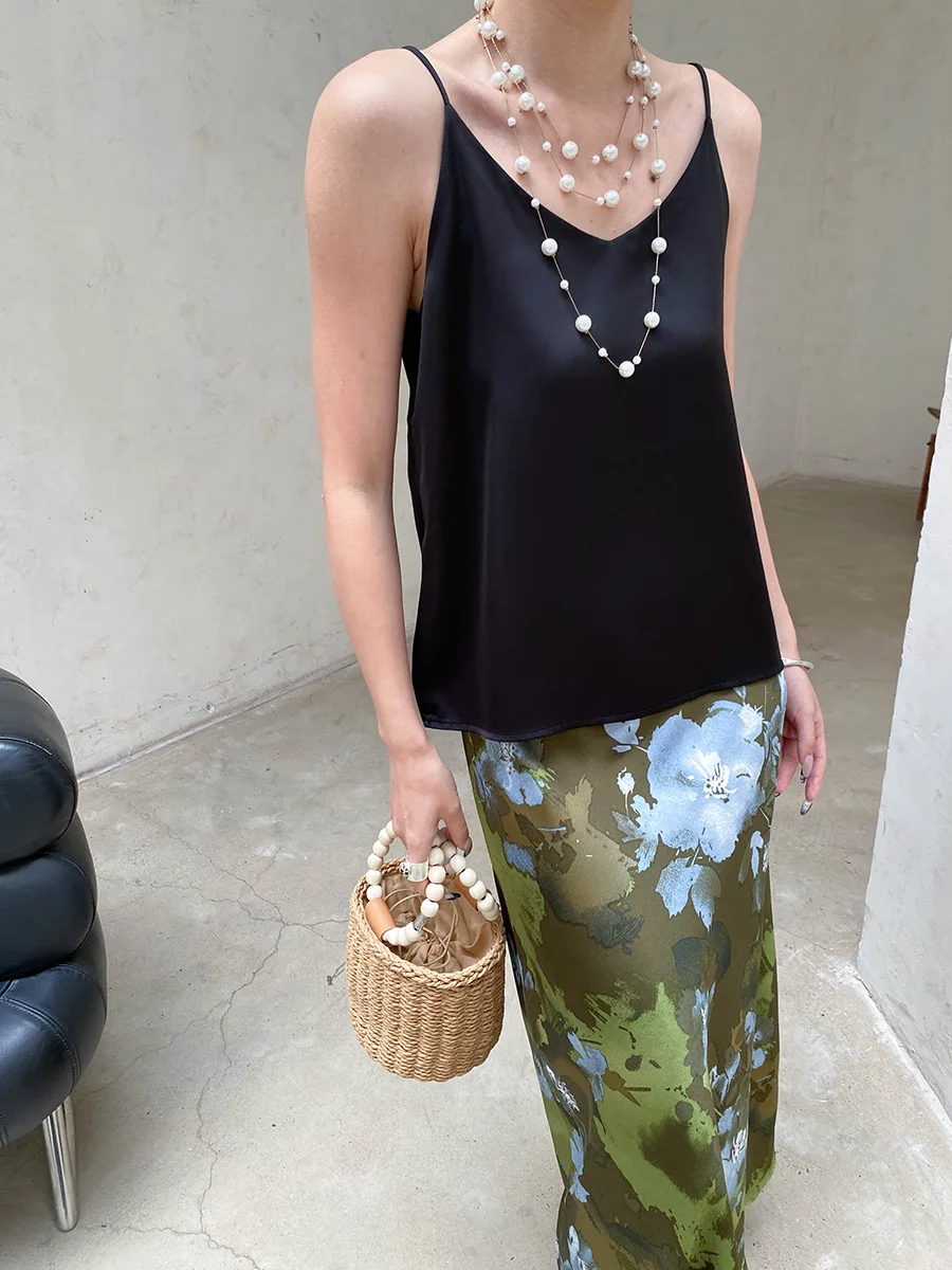 Sommerliches Damen-Casual-Top in Uni-Farbe, V-Ausschnitt, Satin-Camisole, sowohl für drinnen als auch draußen tragbar. – Detail 4