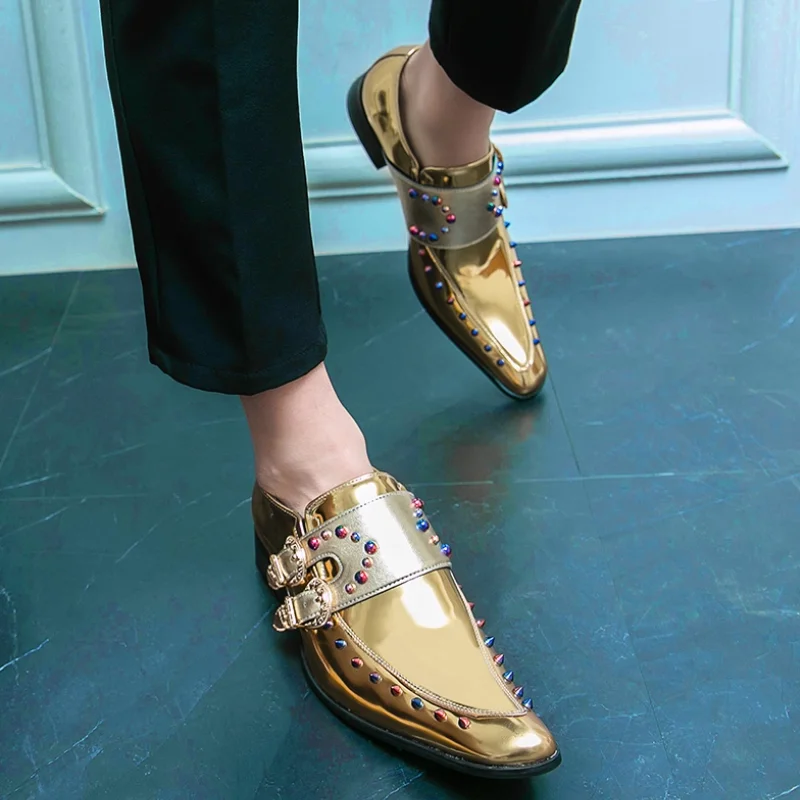 

Мужские универсальные повседневные кожаные туфли с острыми золотыми заклепками