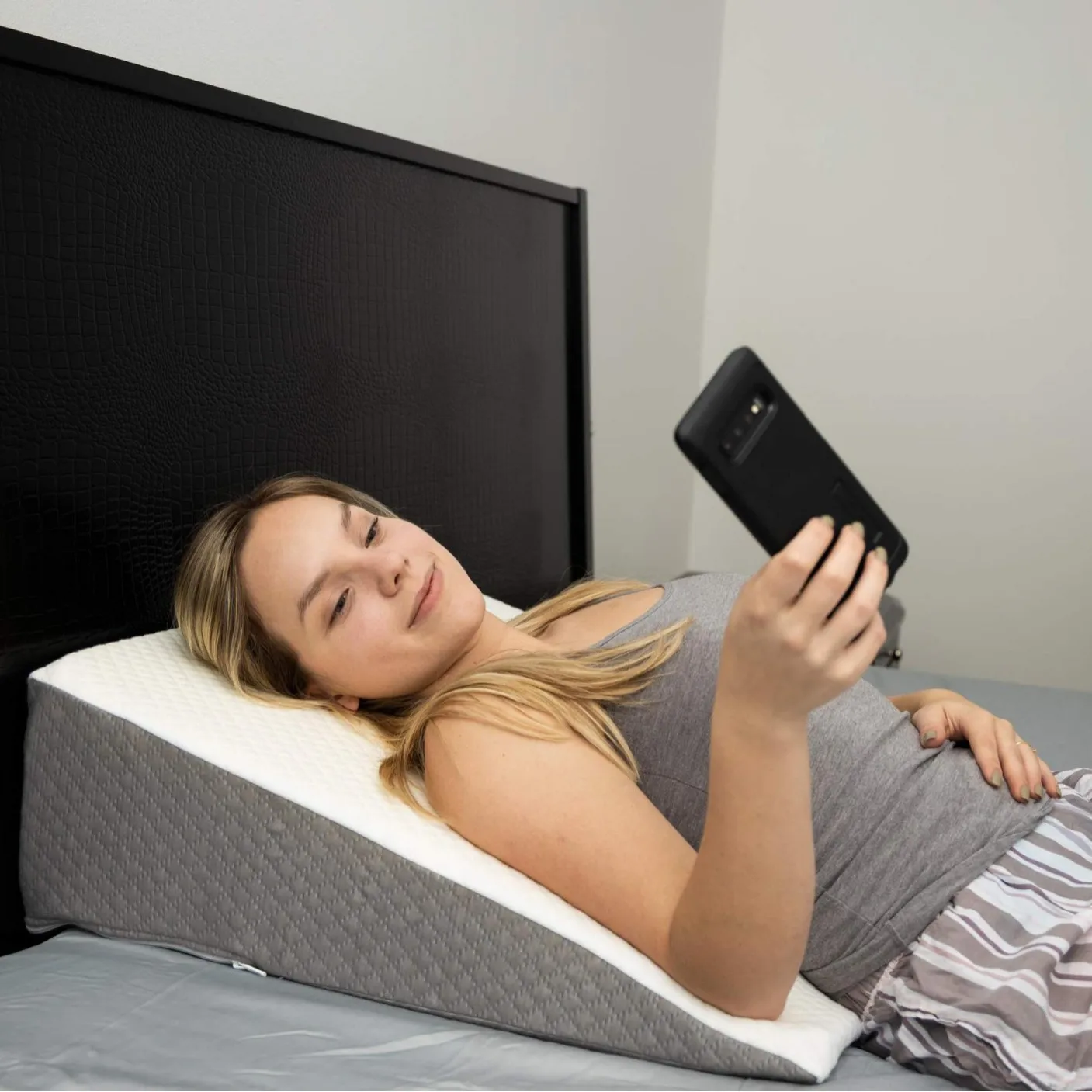 Bed Wedge Pillow for Sleep Apnea Sleeping Comfort Relaxing Acid Reflux Heartburn Cushion for Sitting Up in Bed Memory Foam