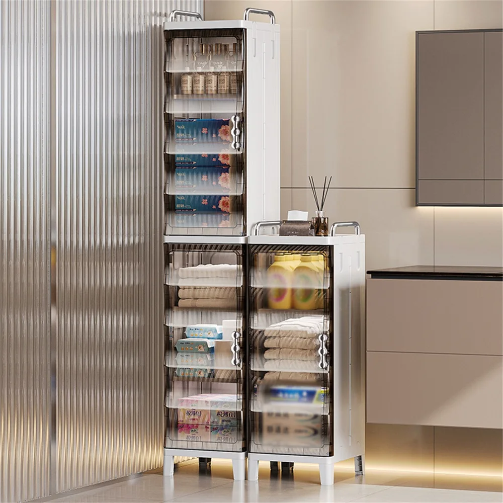 

Небольшой узкий шкаф для хранения с дверцами и полками. Тонкие водонепроницаемые органайзеры для хранения в ванной комнате. Тонкий пластиковый отдельно стоящий кабина.