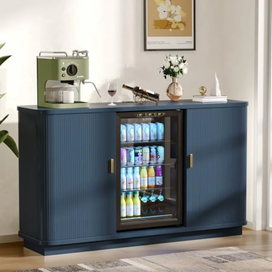 

Белый буфет-сервант для кофейни с отсеком для холодильника, местом для хранения алкоголя и вина, рифленой отделкой, держателем для стаканов и винной полкой C