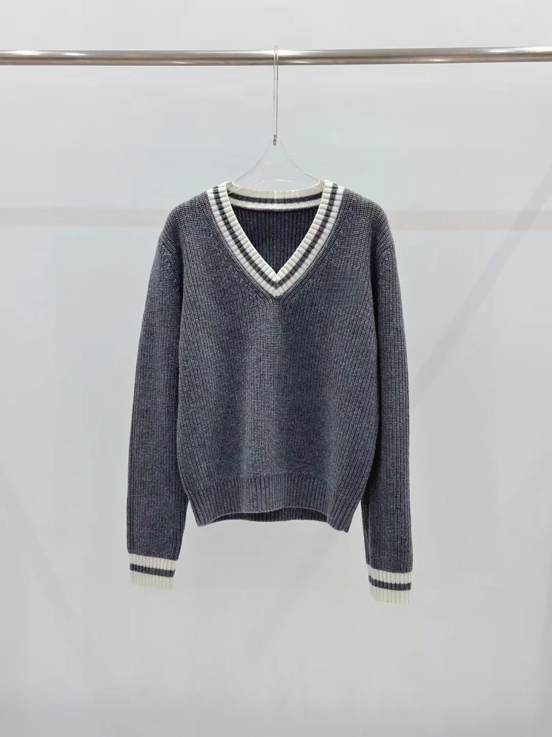 Custom Women's High-End Embroidered Color-Block V-Neck Pullover Knitted Sweater Fashionable Luxury Handmade Knitwear