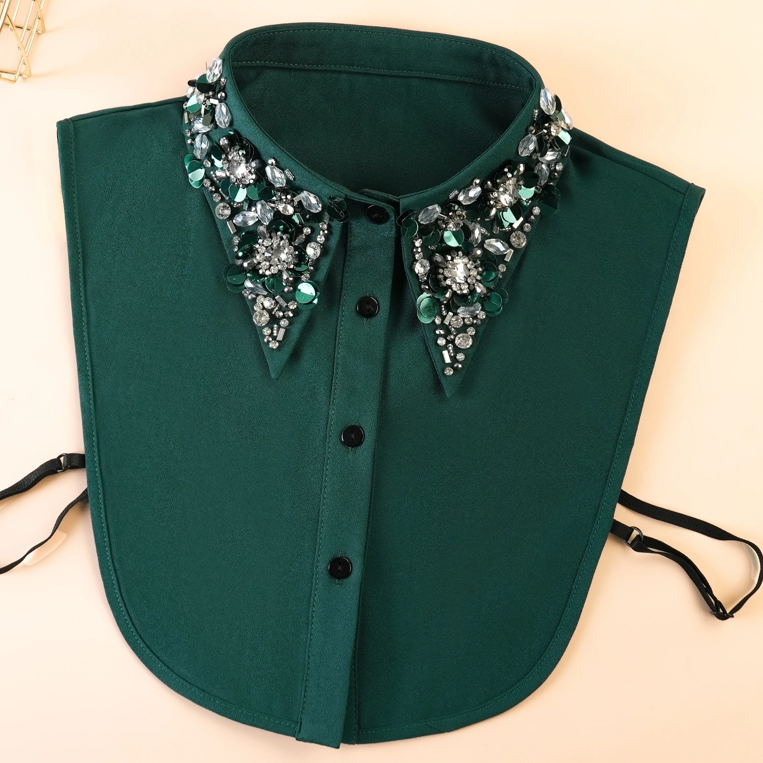 

Цельный роскошный и elaborно изготовленный накладной воротник для женщин. Особенности искренного бисера и пайеток.