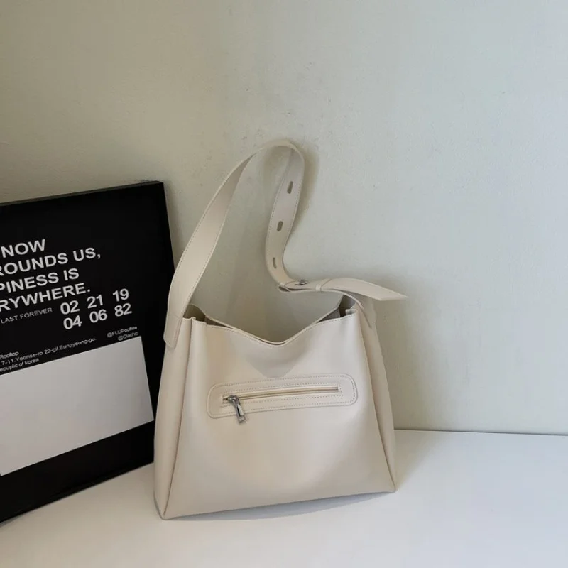 

Elegant Leather Classic Crossbody Handbag With Letter Logo Trendy Design For Fashionable Women Paris Fashion