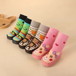 Chaussettes de sol avec animaux de dessin animé pour bébé, chaussons chauds en coton avec semelle antidérapante en caoutchouc pour filles et garçons