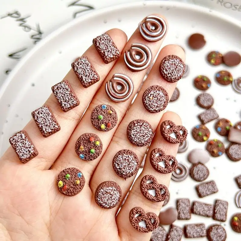 Kreatywne czekoladowe herbatniki ozdoby do paznokci 3D symulowane świecące ciasteczka żywiczne zawieszki do paznokci do robienia DIY Manicure rzemiosło