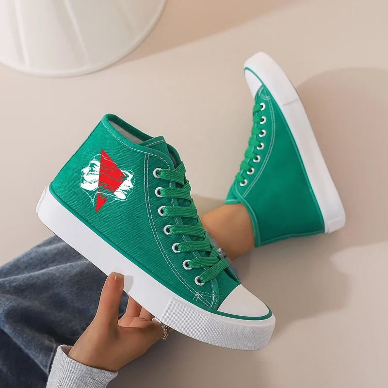 

Женские зеленые высокие парусиновые кроссовки: массивная подошва, шнуровка и графический принт. Идеально подходит для повседневной носки с джинсами или юбками.