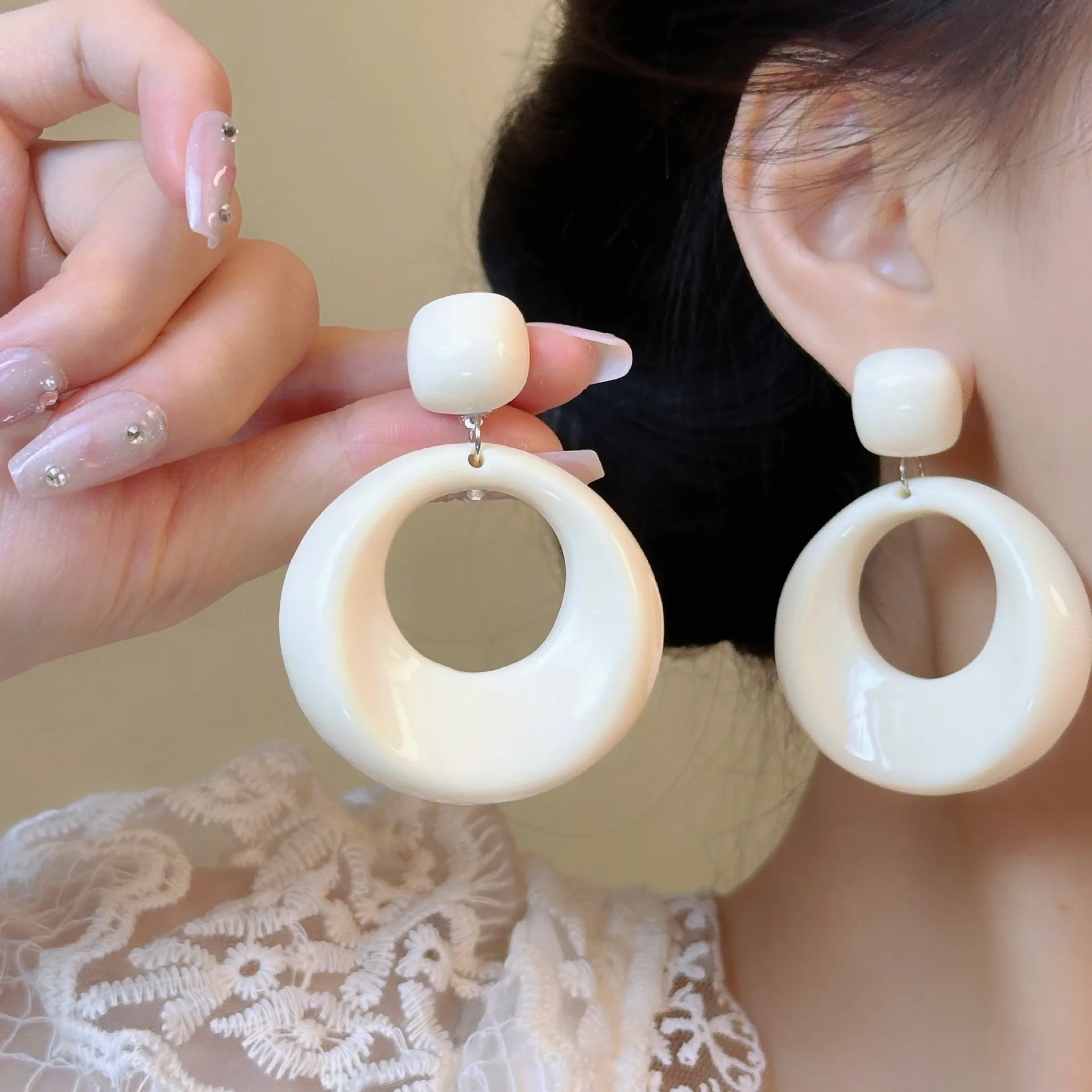 Earrings Clip on Hong Kong Retro Vintage Elegant Slimming Lightweight Alloy Premium Daily Party Jewelry for Women 2026