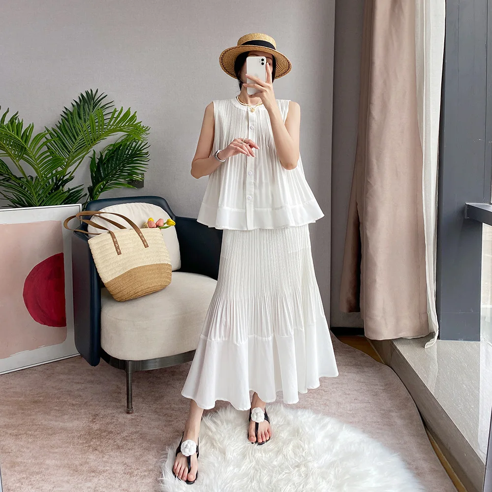 

Белая блузка без рукавов с воротником-стойкой и рюшами, плиссированная юбка-русалка с завышенной талией, легкая, приталенная, минималистичная, романтичная, модная