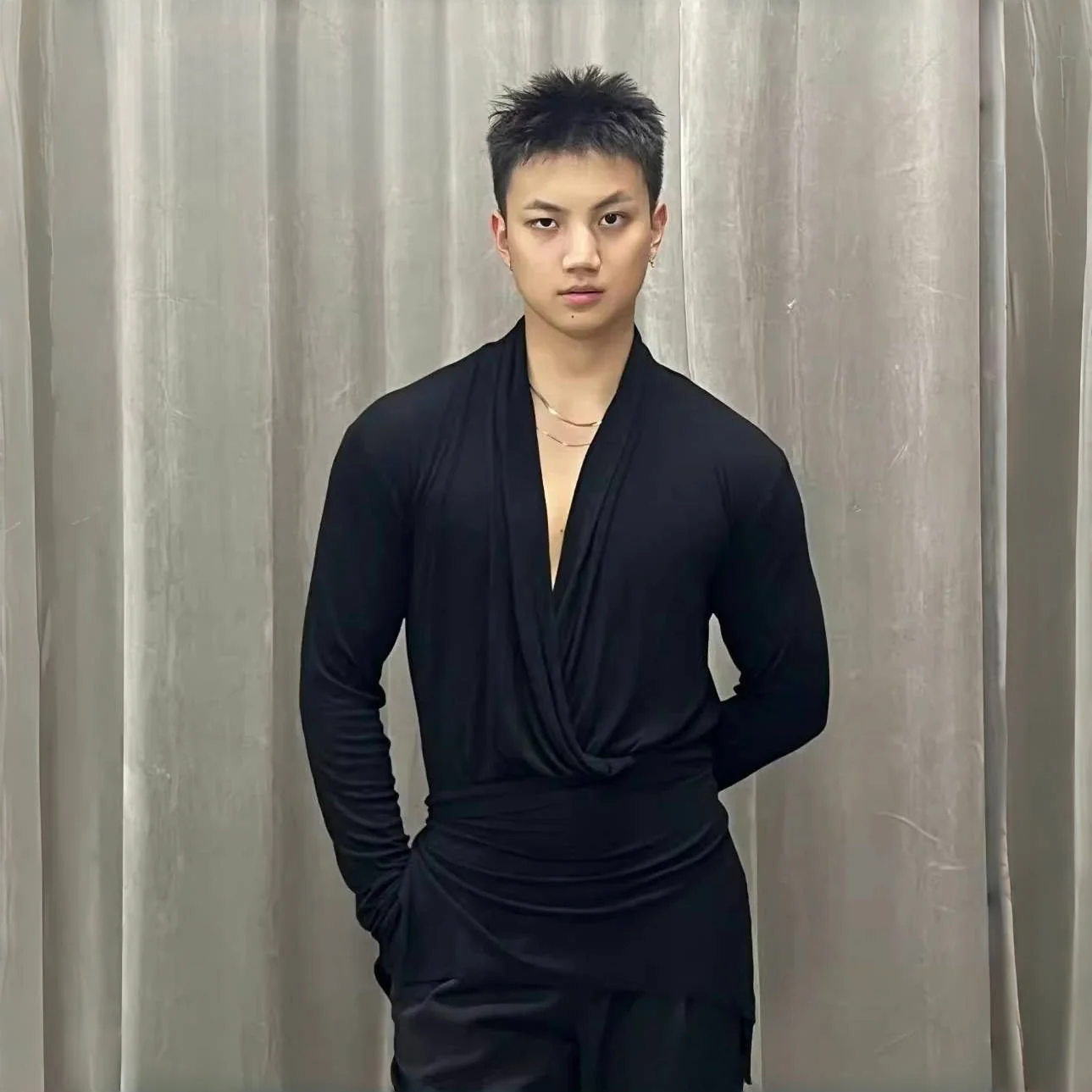 زي رقص معيار وطني لاتيني للبالغين مخصص للرجال بأكمام طويلة وعميق على شكل حرف V ملابس أداء احترافية