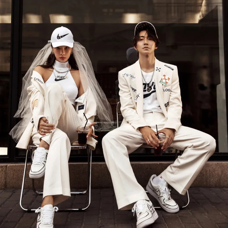 

Модные парные наряды для свадебной фотосессии и путешествий: костюмы в западном стиле и легкие образы для молодежи