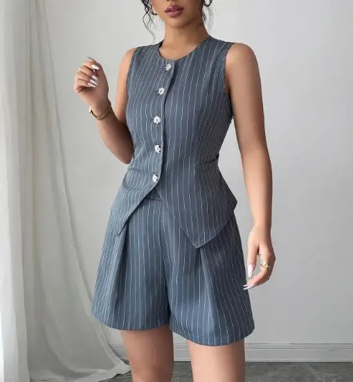 

Комплект из двух предметов, женский наряд, лето 2025 г., элегантный темпераментный полосатый жилет с круглым вырезом, топ и повседневные шорты с высокой талией, комплект