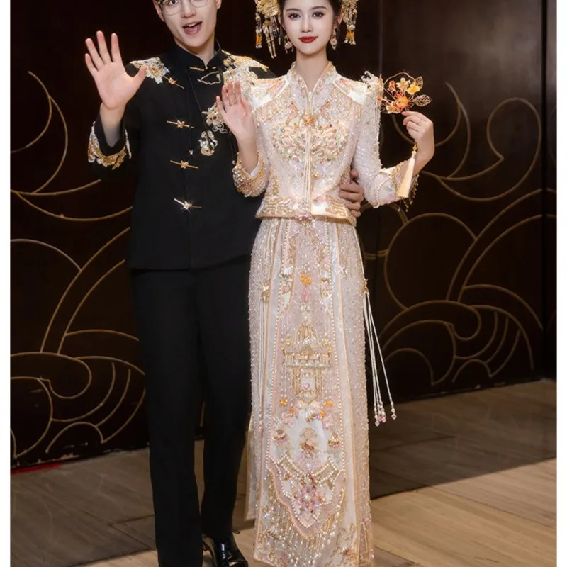 Un nuevo vestido de novia color champán con brindis de hombre pequeño y vestido de dragon phoenix.