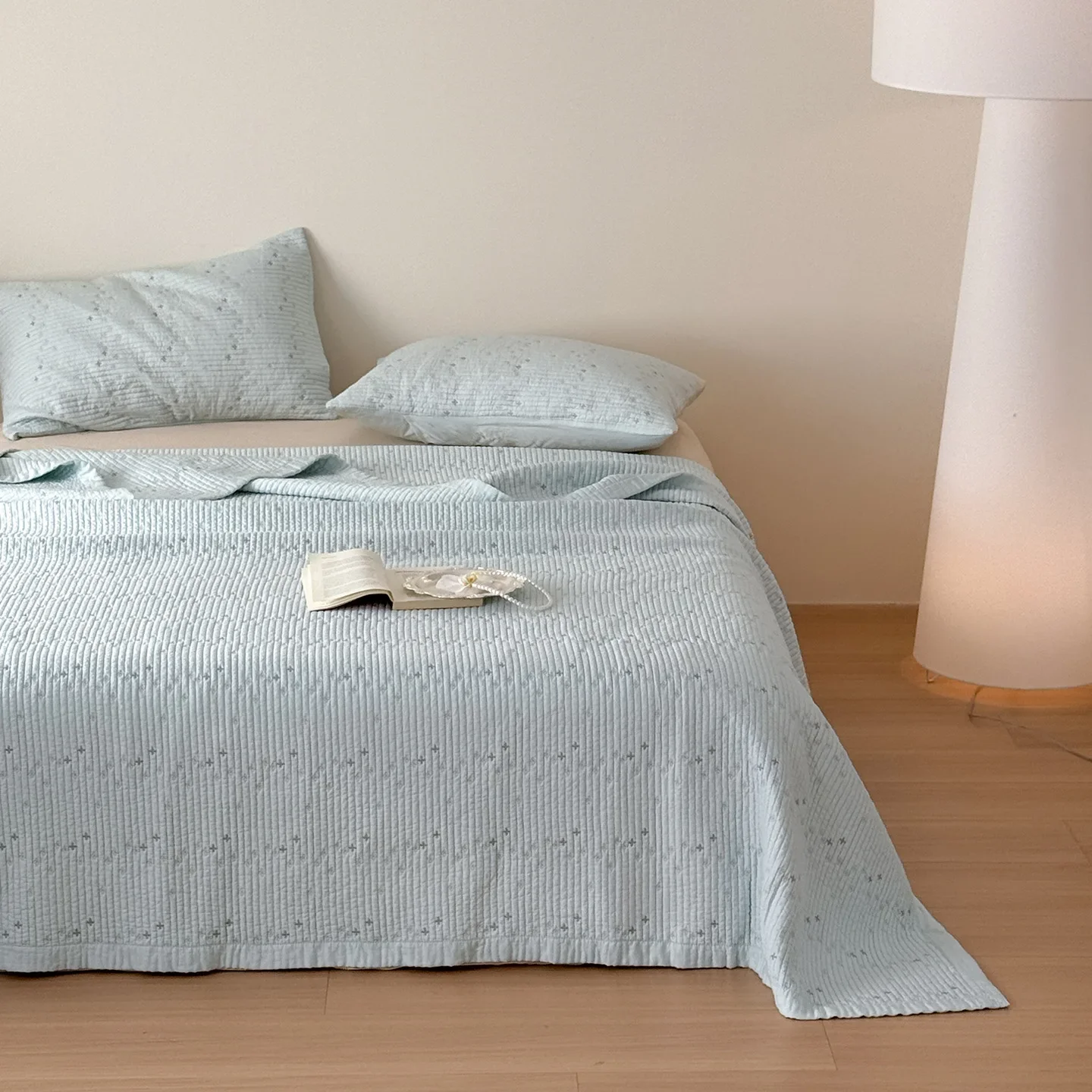4-leaf Clover Embroidery Quilt Set Summer Cooling Breathable 1-Piece Silky Soft Bedspread Solid Color 3-Pieces Bedding Set