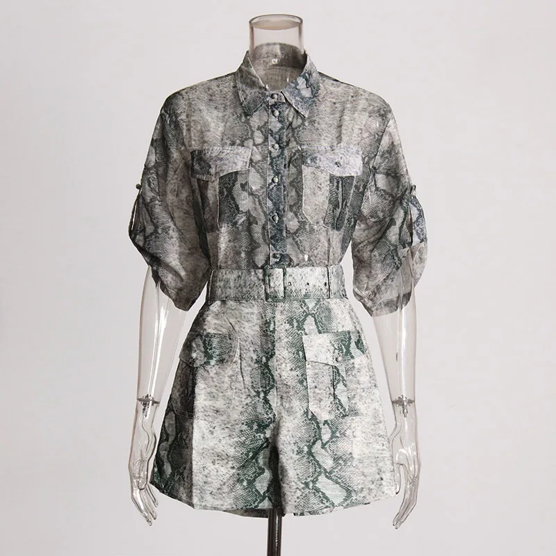 

Корейский комплект из двух предметов в стиле знаменитостей, лето 2029, женская рубашка и прямые шорты со змеиным принтом, модная уличная одежда y2k