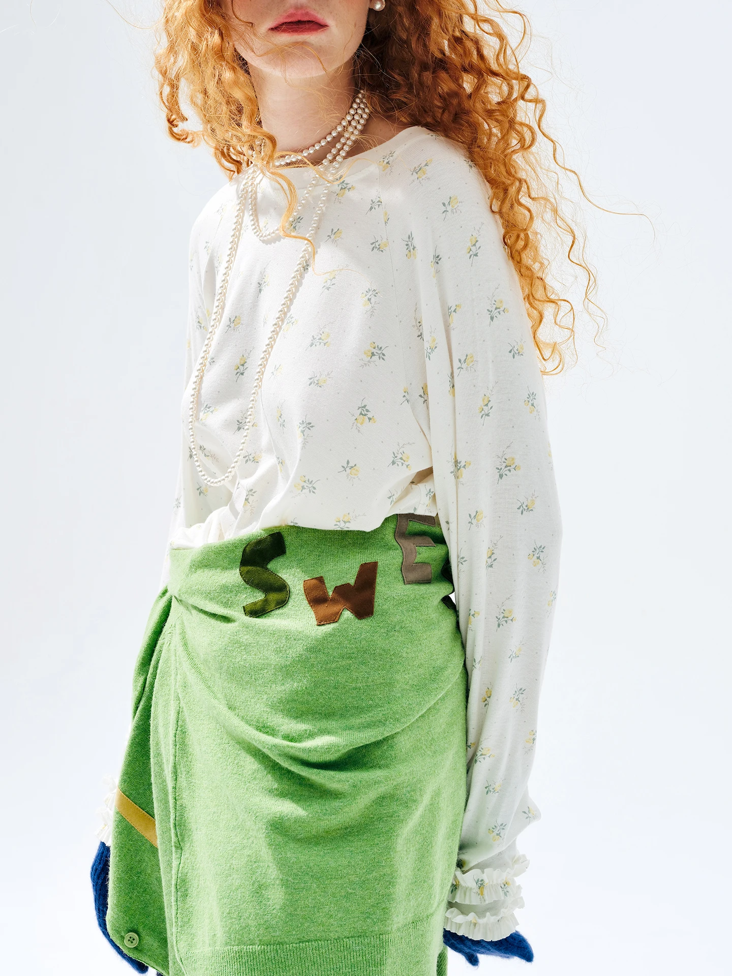 Wit T-shirt met lange mouwen - imakokoni 2025 Herfst Veelzijdige bloemenprint Artistiek Casual Ruches Innerlijke herfsttop 255262