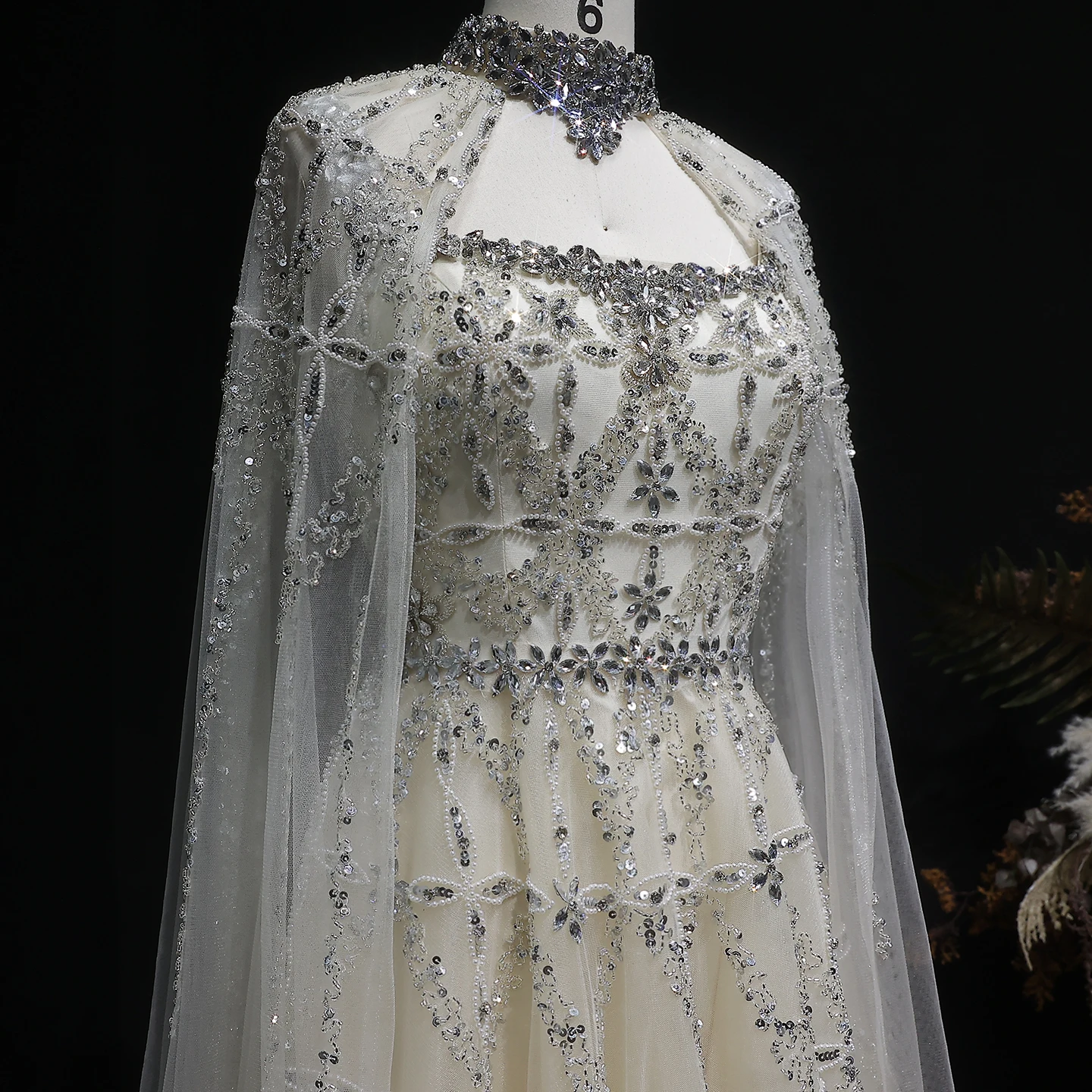 Sharon Said Elegantes A-Linien-Abendkleid mit Perlen und abnehmbarem Cape, Weinrot, Damen-Hochzeits-Party-Ballkleid SS486, Maßanfertigung – Detail 8