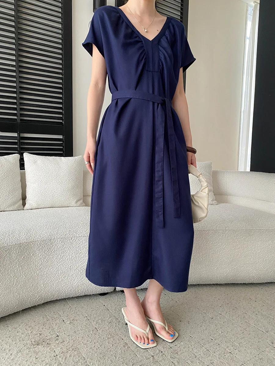 Sommerliches Damenkleid in unifarbenem Design mit V-Ausschnitt und Schnürung an der Taille für eine schlanke Silhouette. – Detail 17