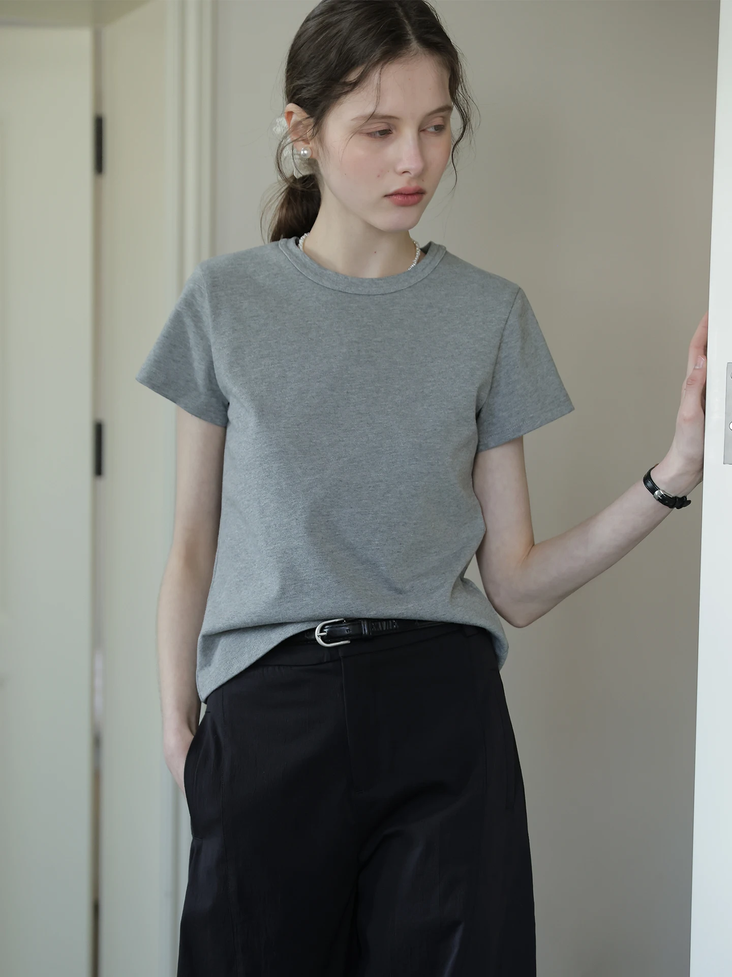 

Весенняя хлопковая футболка с коротким рукавом и круглым вырезом для женщин, базовая облегающая модель, повседневный топ с высокой талией