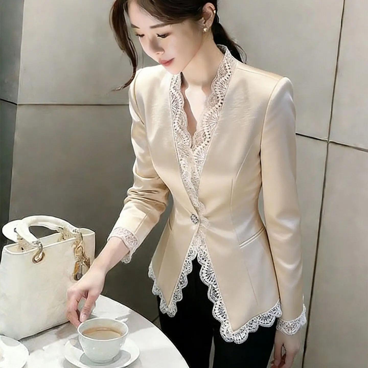 

Изысканное абрикосовое атласное пальто в стиле Xiaoxiangfeng: новинка весны, подчеркивающая талию