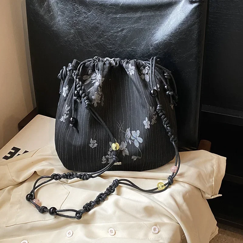 antigo-elemento-han-cheongsam-bem-combinado-bolsa-de-ombro-2024-nova-retro-ponta-saco-fechamento-bolsa-de-ombro-nicho-tecido-frisado-obliquo