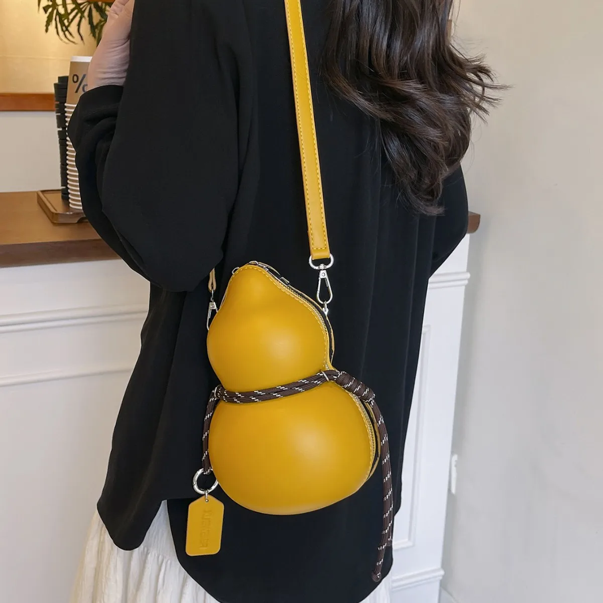 

Niche Designer Gourd-shaped Women's Bag - Trendy Solid Color, Stylish Versatile Shoulder Crossbody